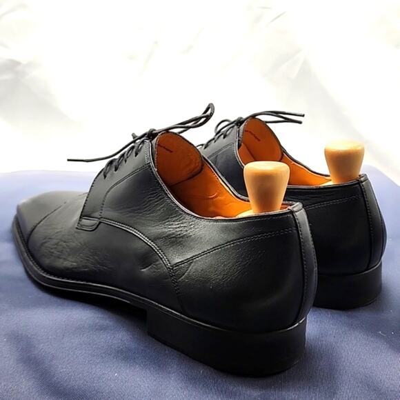 Magnanni Black Leather Cap-Toe Derby Shoes